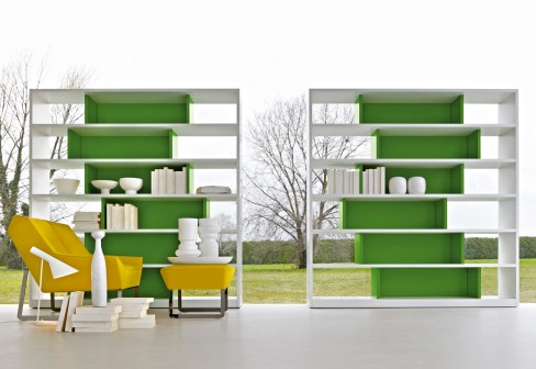 asymmetrical-shelf-unit-with-colored-shelving-by-molteni